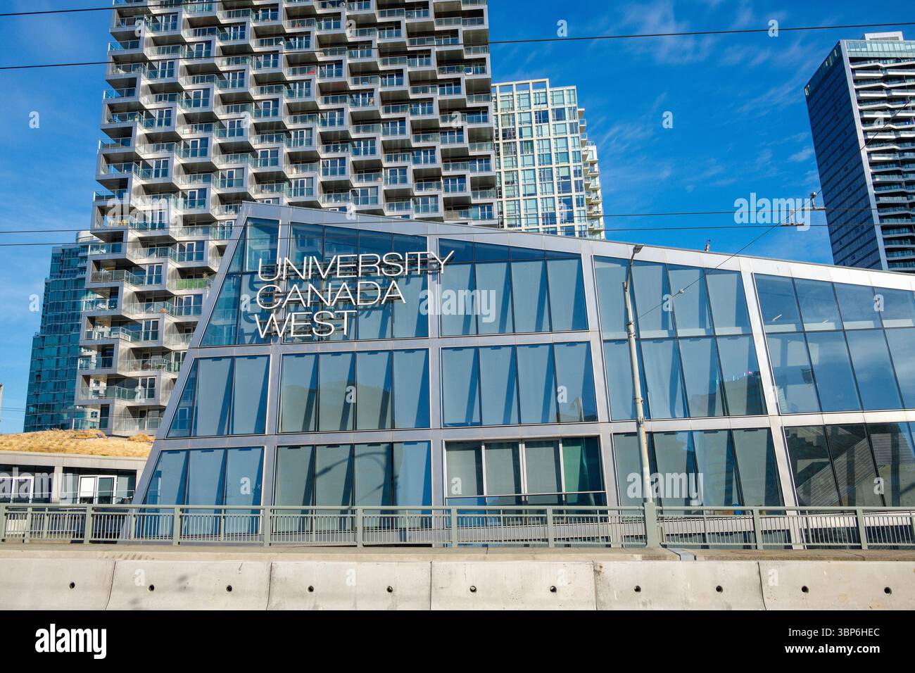 Der Campus der University Canada West entlang der Granville Street mit dem Vancouver House Condominium dahinter, Downtown Vancouver, BC. Stockfoto