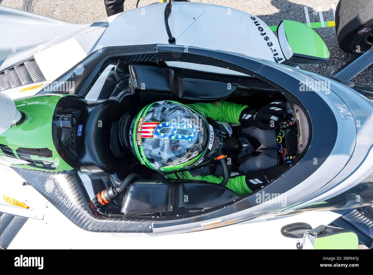 Lexington, OH USA – 05. Juli 2025: Fahrer der NTT INDYCAR-SERIE, CONOR DALY (76) (USA) aus Noblesville, IN, schnallt sich ins Cockpit, bevor er für den Honda Indy 200 auf dem Mid-Ohio Sports CAR Course in Lexington, OH, trainiert. Stockfoto