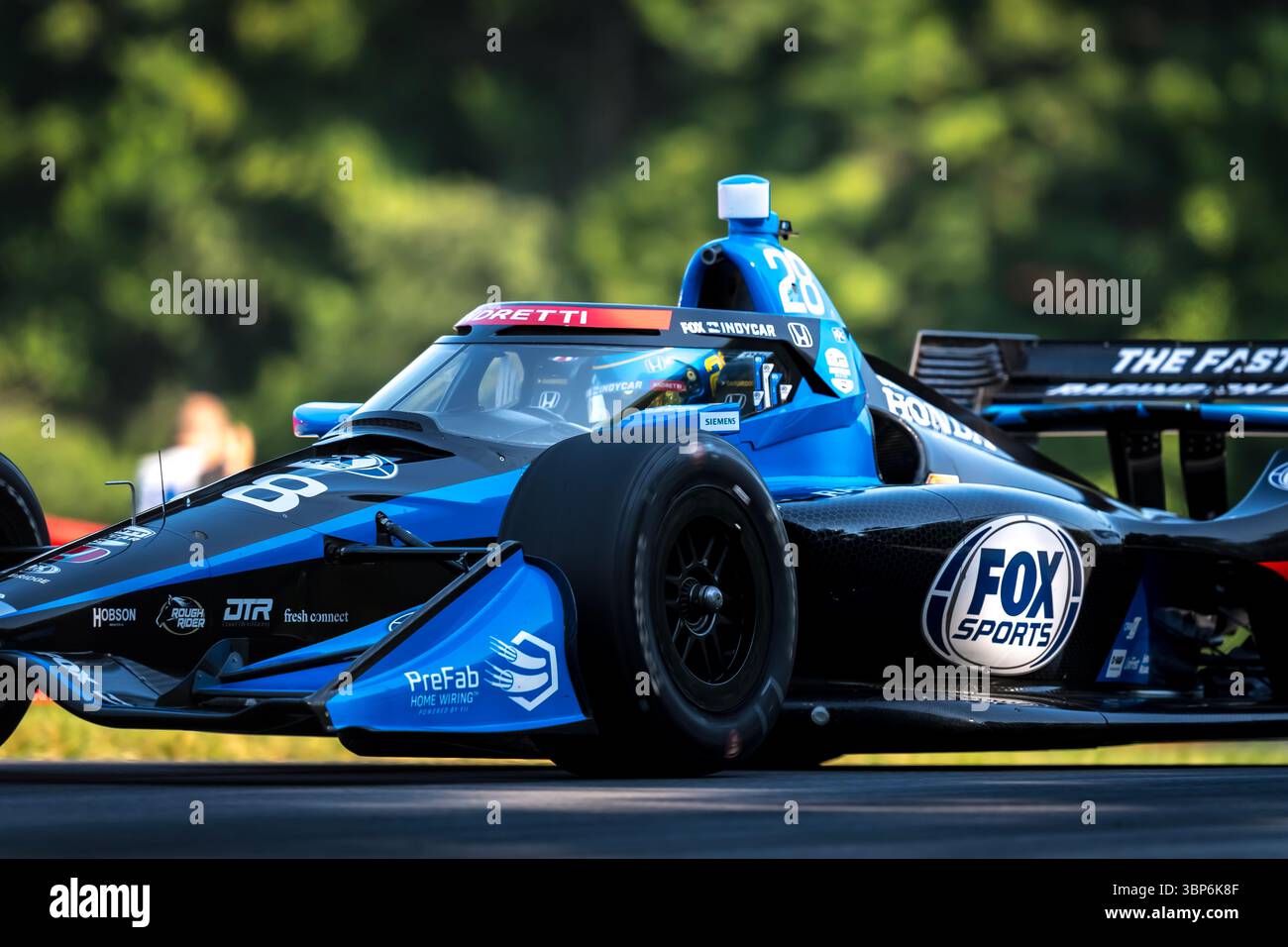 Lexington, OH, USA - 06. Juli 2025: MARCUS ERICSSON (28) (SWE) aus Kumla, Schweden, reist während eines Trainings für den Honda Indy 200 auf dem Mid-Ohio Sports Car Course in Lexington OH durch die Kurven. Stockfoto