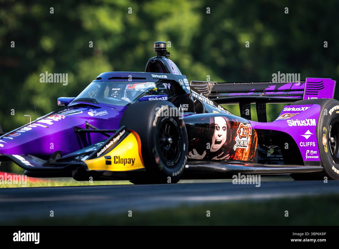 Lexington, OH, USA – 06. Juli 2025: FELIX ROSENQVIST (60) (SWE) aus Varnamo, Schweden, reist während eines Trainings für den Honda Indy 200 auf dem Mid-Ohio Sports Car Course in Lexington OH durch die Kurven. Stockfoto