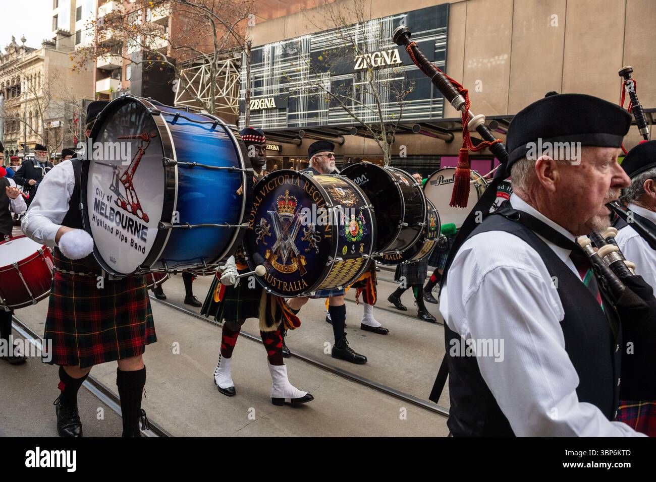Die Bass-Drums klopfen im Rhythmus, während die Pfeifen und Schlagzeug die Straßen Melbournes während der Tartan Day Parade 2024 mit dem Sound Schottlands füllen. Die Melbourne Tartan Day Parade ist eine jährliche Feier des schottischen Erbes, bei der Piper, Tänzer und Community-Gruppen in einer lebhaften Präsentation des Nationalstolzes zusammenkommen. Die Veranstaltung findet im Herzen der Stadt statt und ehrt die Unterzeichnung der Deklaration von Arbroath im Jahr 1320, einem Eckpfeiler der schottischen Identität und einem Symbol der Selbstbestimmung. Die Teilnehmer, die in traditioneller Highland-Kleidung gekleidet sind, marschieren mit Clanbannern und musikalischen Ensembles, während The Salt Stockfoto