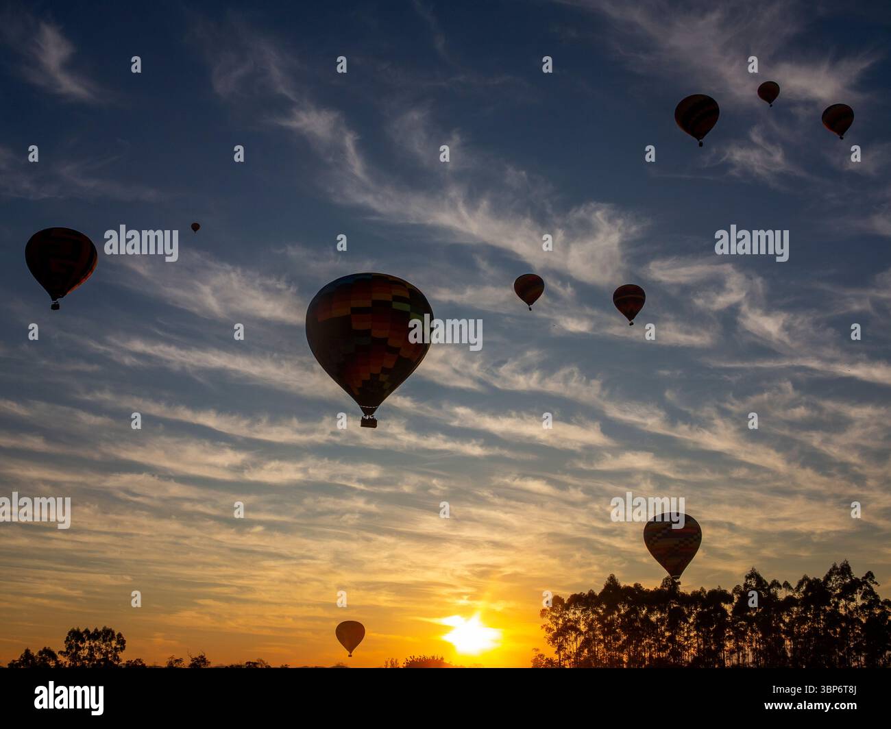 Der Heißluftballon startet früh am Morgen in Praia Grande, wo vor kurzem 21/2025 acht Menschen bei einem Unfall sterben, bei dem ein Ballon Feuer fängt. Stockfoto Der Heißluftballon startet früh am Morgen in Praia Grande, wo vor kurzem 21/2025 acht Menschen bei einem Unfall sterben, bei dem ein Ballon Feuer fängt. Stockfoto