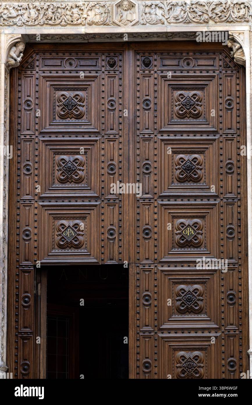 Nahaufnahme der geschnitzten Holztür in der Kathedrale von Florenz, Toskana, Italien Stockfoto