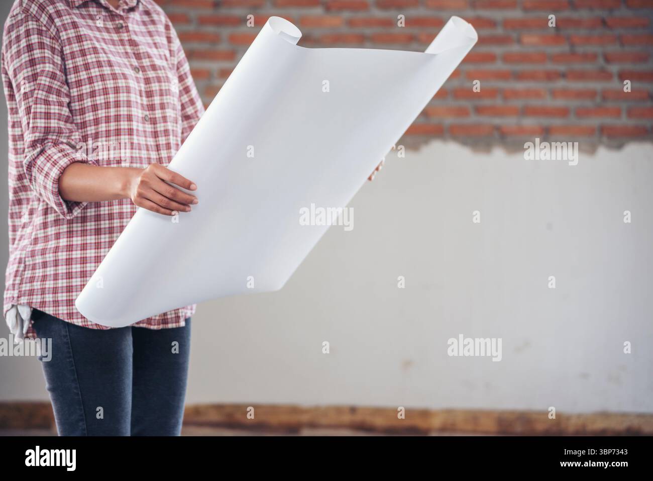 Bauingenieurin trägt einen weißen Schutzhelm bei Baustellenarbeitern. Ingenieurin mit Schutzhelm sa Stockfoto