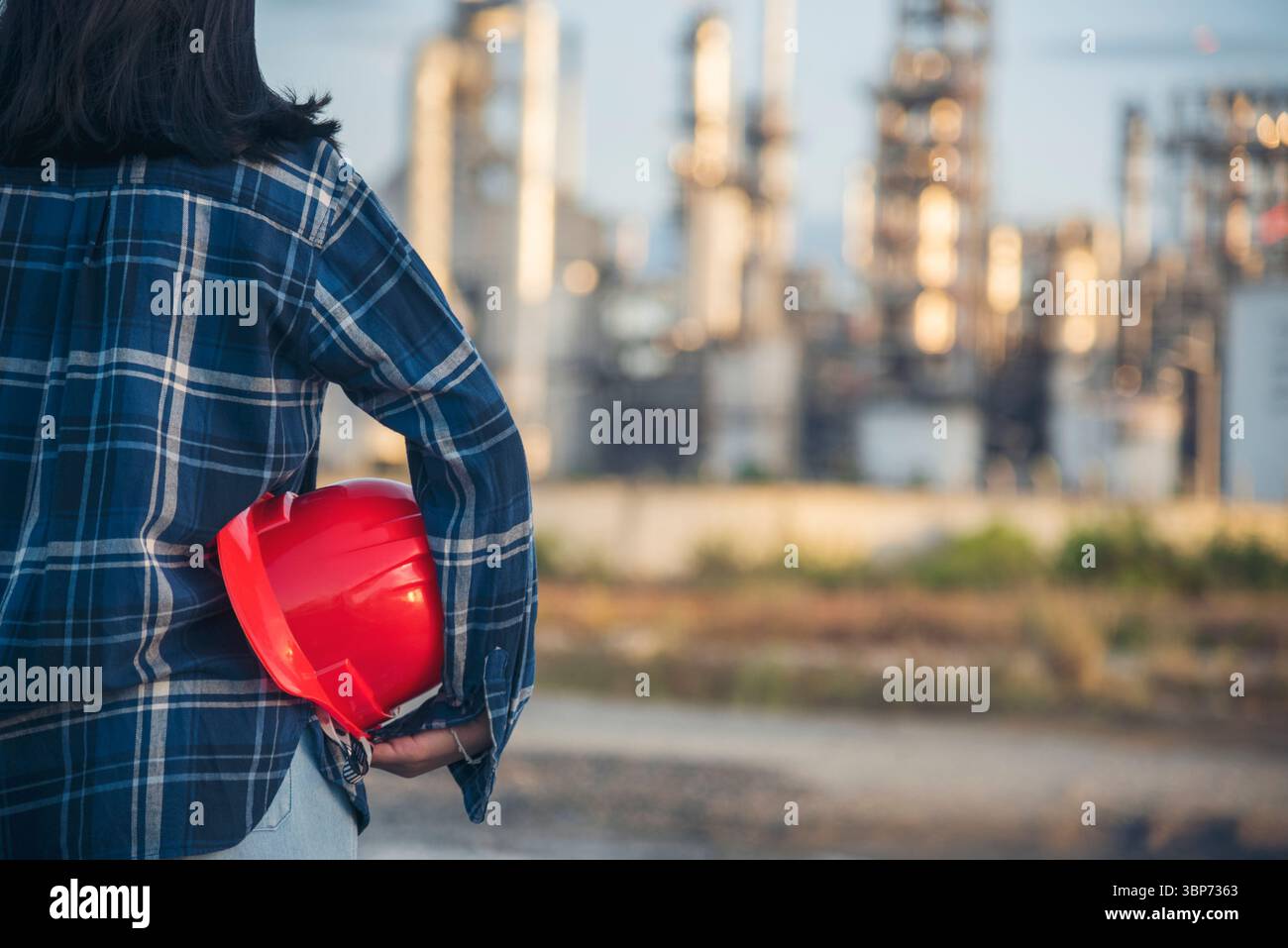Bauingenieurin trägt einen weißen Schutzhelm bei Baustellenarbeitern. Ingenieurin mit Schutzhelm sa Stockfoto