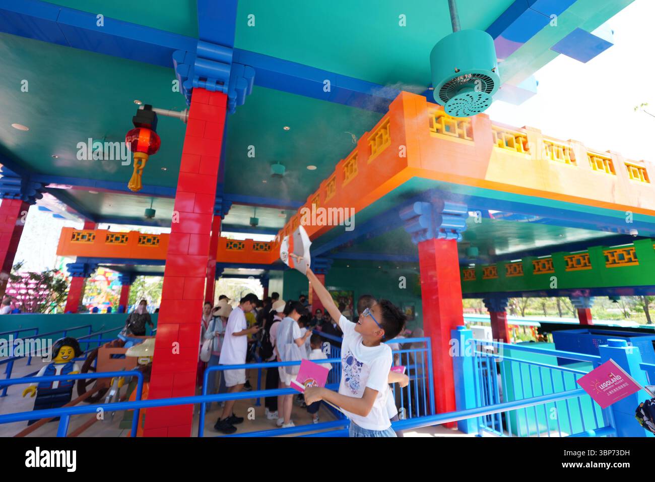 Shanghai, China. 5. Juli 2025. Besucher betreten das LEGOLAND Shanghai Resort am 5. Juli 2025 in Shanghai, China. In einem Hauch von bunter Kreativität und grenzenloser Fantasie öffnete das LEGOLAND Shanghai Resort am 5. Juli seine Türen für die erste Welle aufgeregter Besucher und läutete damit die Ankunft des ersten LEGOLAND Resorts Chinas ein. Quelle: Zhang Hengwei/China News Service/Alamy Live News Stockfoto