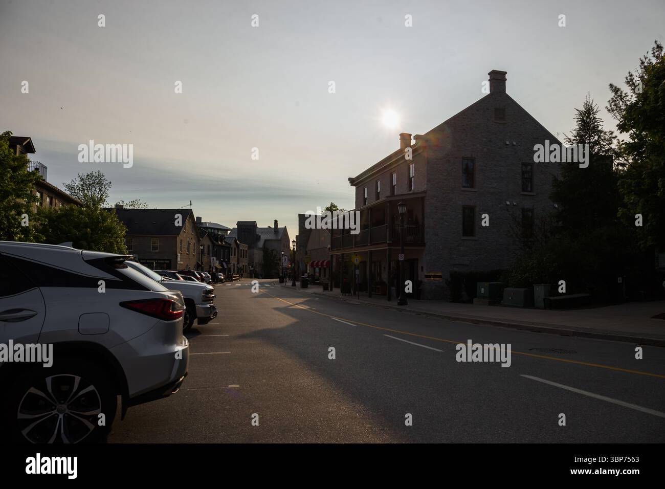 Straßen der Innenstadt von Elora mit wunderschönen alten Häusern, engen Gassen, Laternen und Dekorationen. Touristenstadt Elora, Ontario, Kanada Stockfoto
