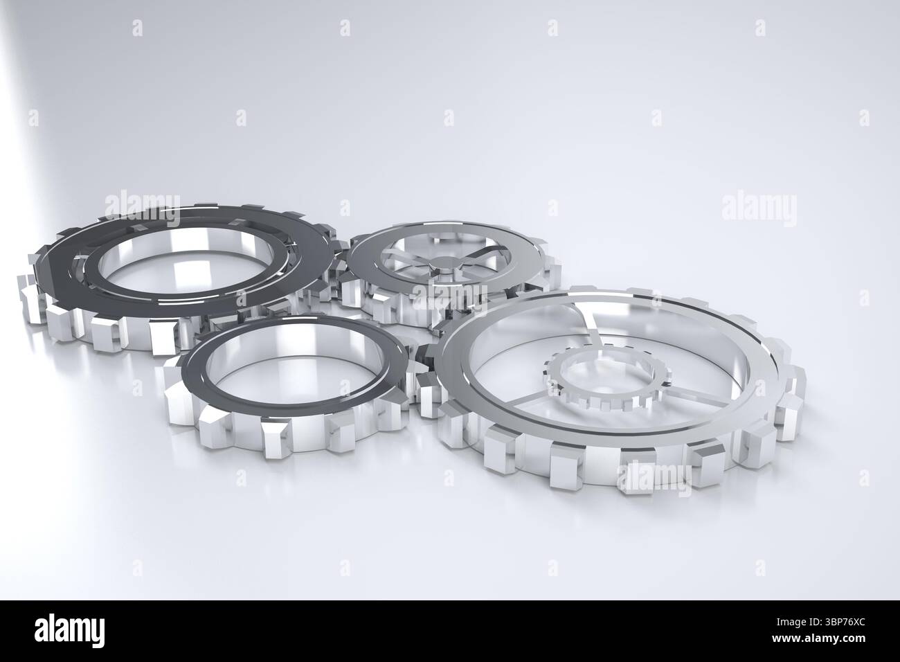 Vier polierte silberne Zahnräder greifen auf glänzend grauer Oberfläche in 3D-Rendering unter sanfter Beleuchtung ineinander Stockfoto