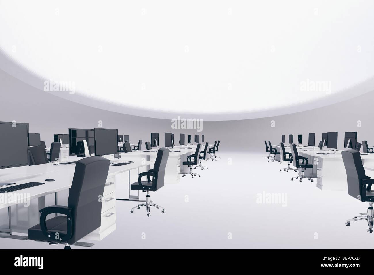 Zwei Reihen weißer Schreibtische mit Monitoren und schwarzen Stühlen unter der gewölbten Decke, flaches Design Stockfoto