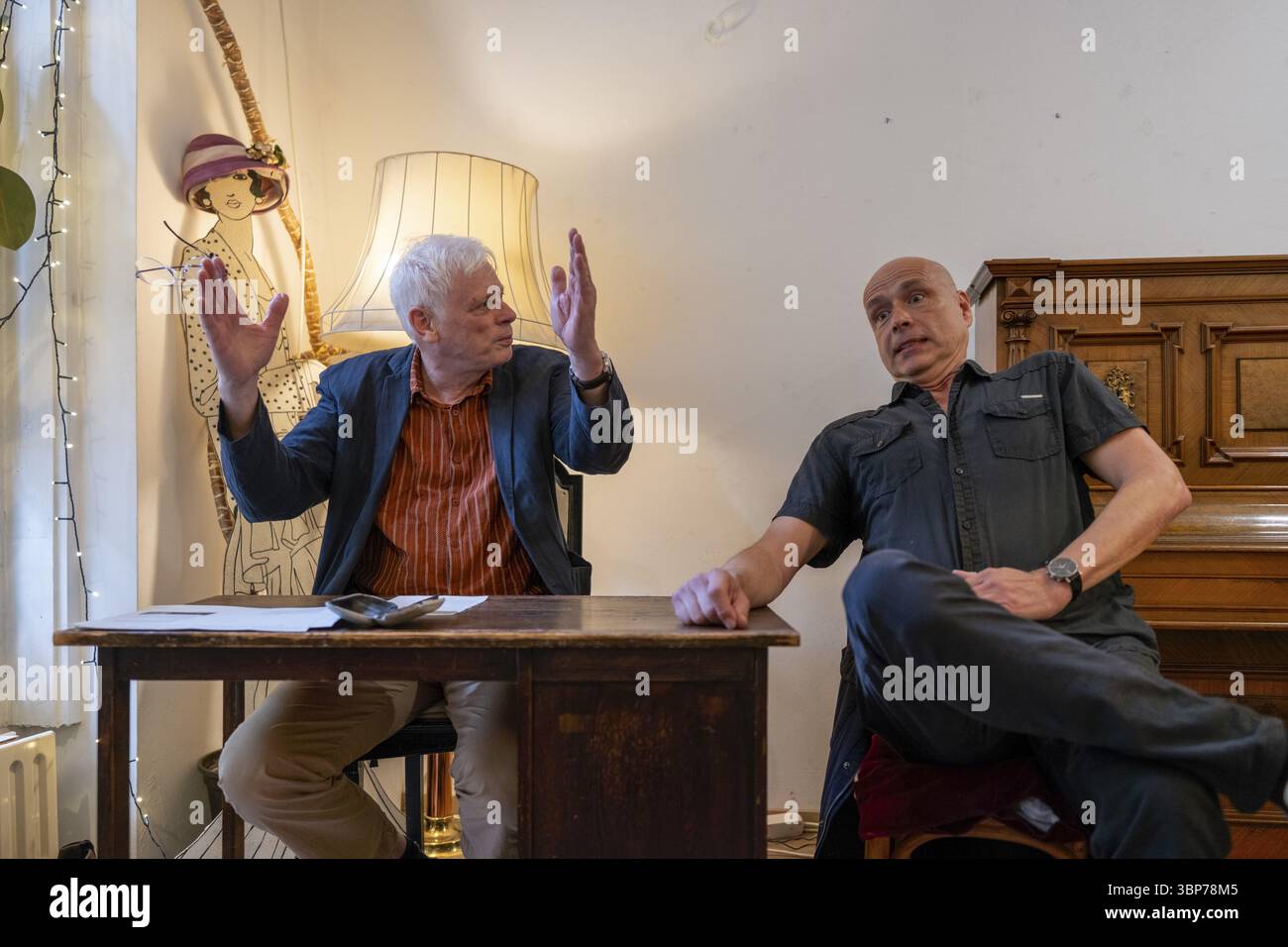 Deutschland, Berlin, 27.06.2025, Vortragsreihe zur Unterstützung von LA BOHEME in der Winsstraße 12, Initiator Torsten Schulz (links), Oscar Winner und Fernsehfilm und Stockfoto