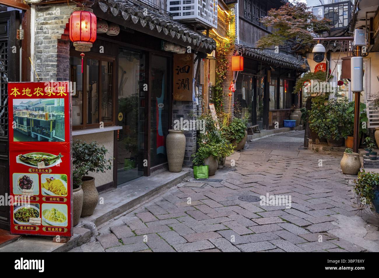 Gemütlich, historisch, Gassen, Wege, Geschäfte, Restaurants, Wasserstadt Zhujiajiao, Shanghai, Volksrepublik China Stockfoto
