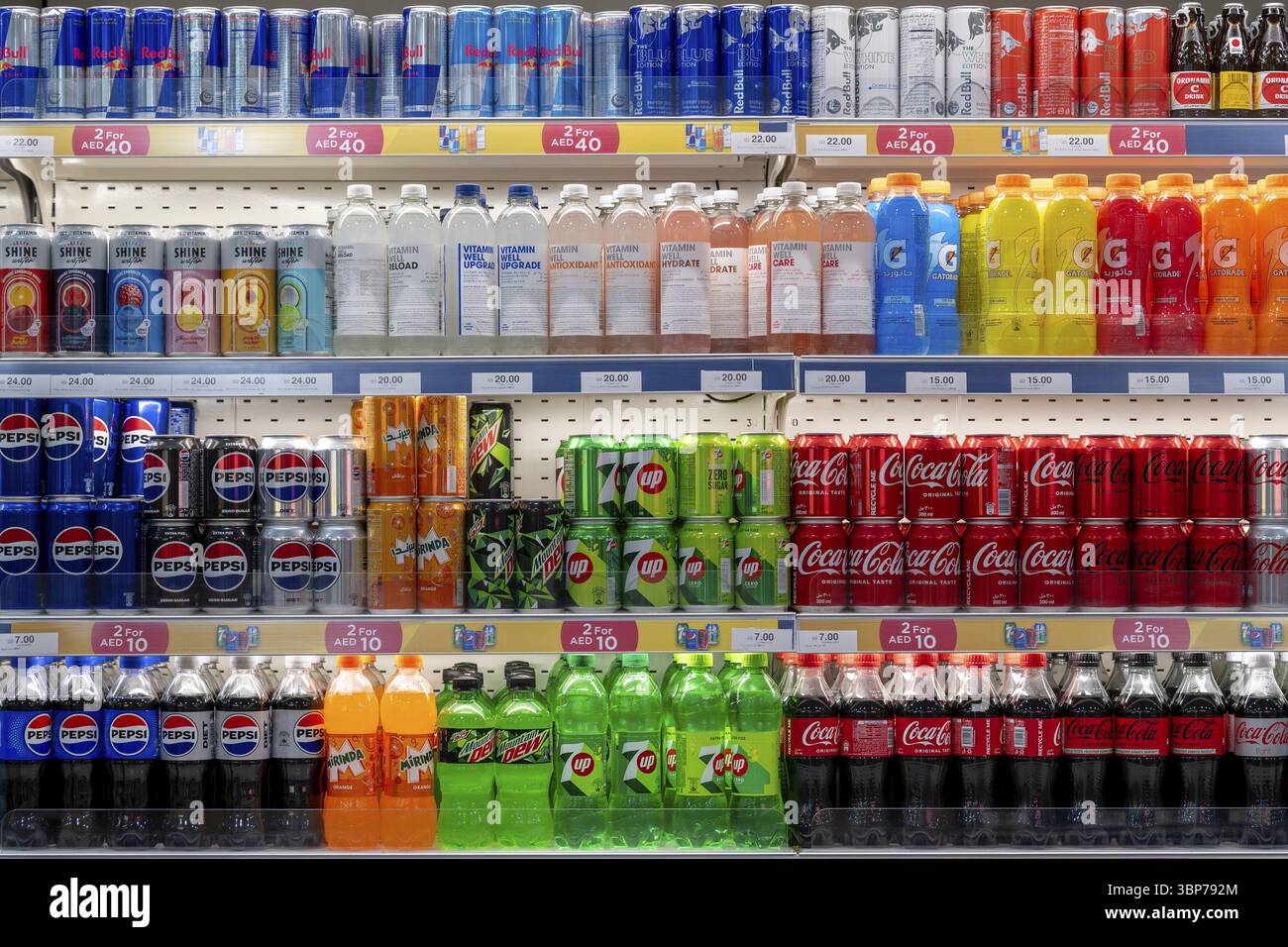 Verkaufsregal Red Bull, Getränke Pepsi, Coca Cola Stockfoto