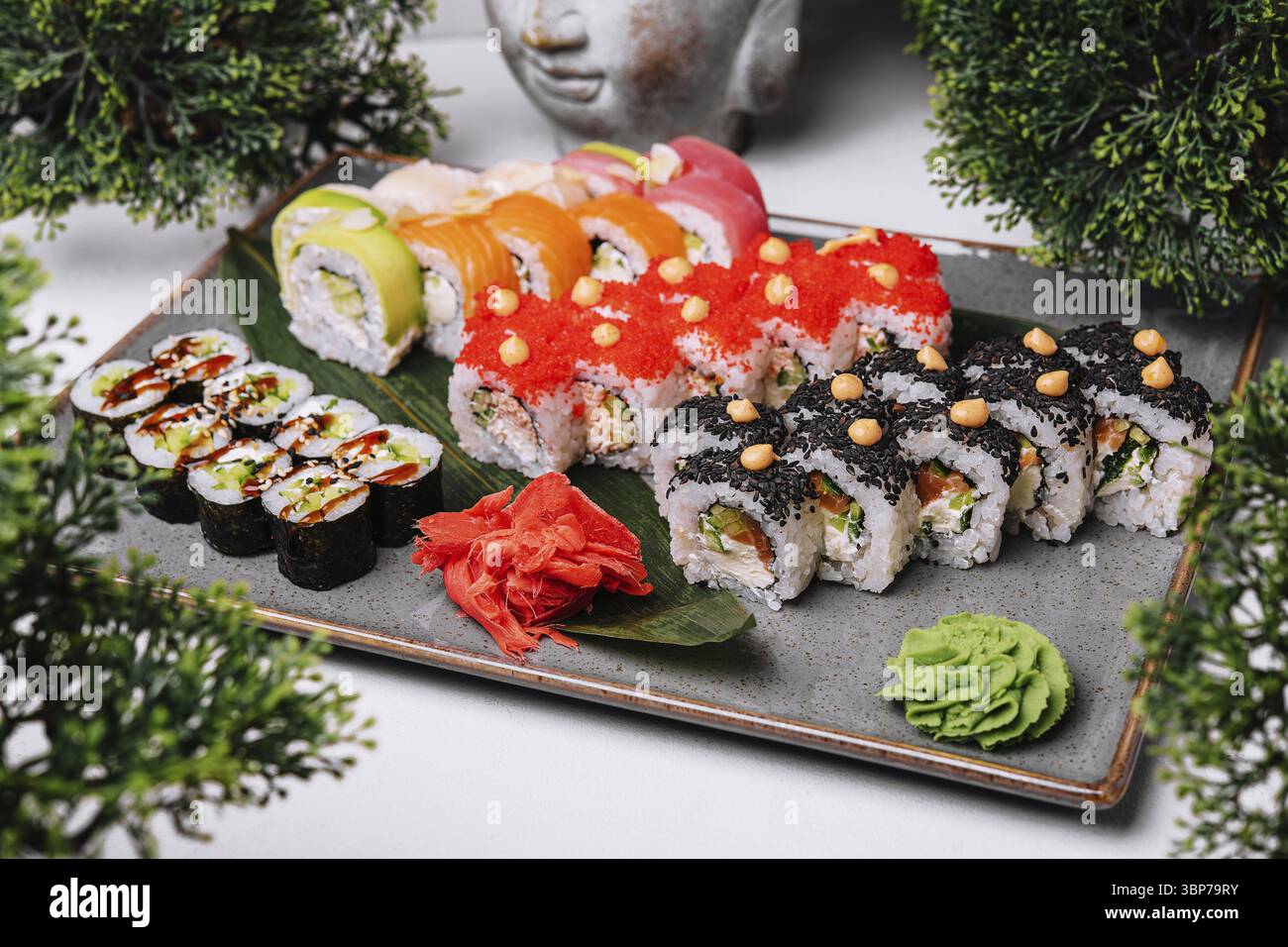 Essen, frisches Sushi, traditionelles japanisches Essen auf großen Tellern Stockfoto