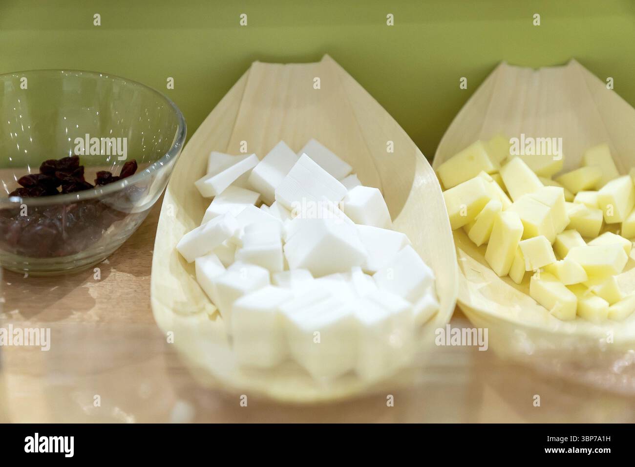 Veganer Rohkäse im Sortiment. Degustation Set aus veganem Käse aus Sojabohnen, Nüsse für ein gesundes Leben Stockfoto