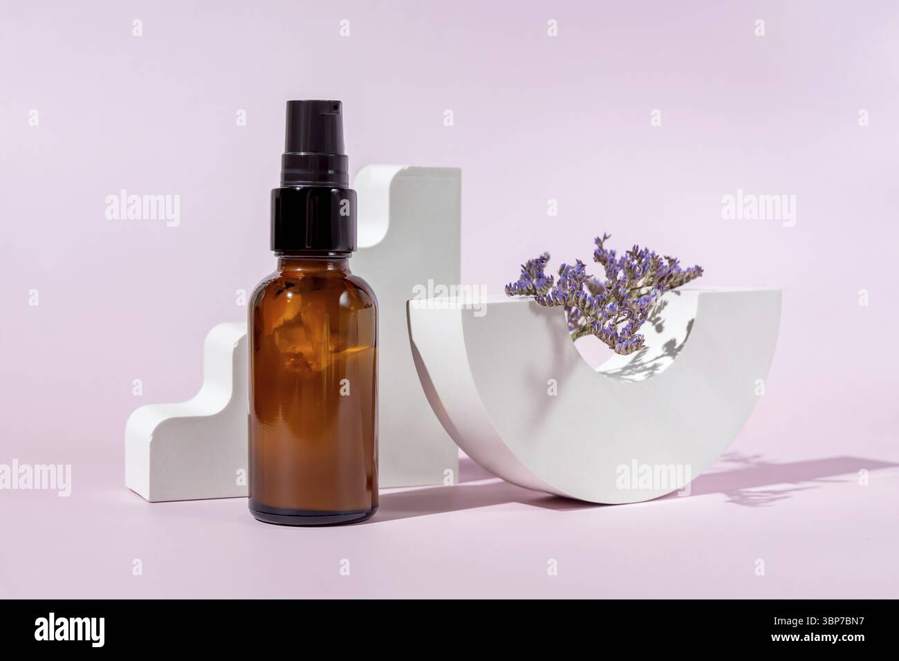 Natürliches Hautpflegeprodukt in Glasflasche mit Squeeze Dispencer. Flüssigkeit oder Creme für Frau Gesichtshaut. Pflanzliche Mineralkosmetik auf weißem Betonständer Stockfoto