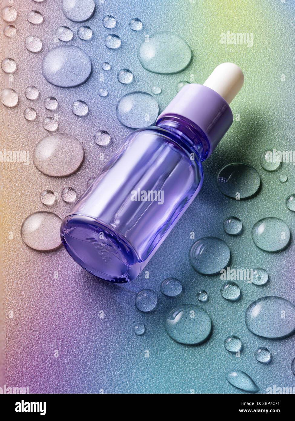 Lila Flasche ätherisches Gesichtsöl oder Serumverpackung auf mehrfarbigem Farbverlauf Hintergrund mit vielen Wassertropfen. Kosmetikprodukt für Skinca Stockfoto