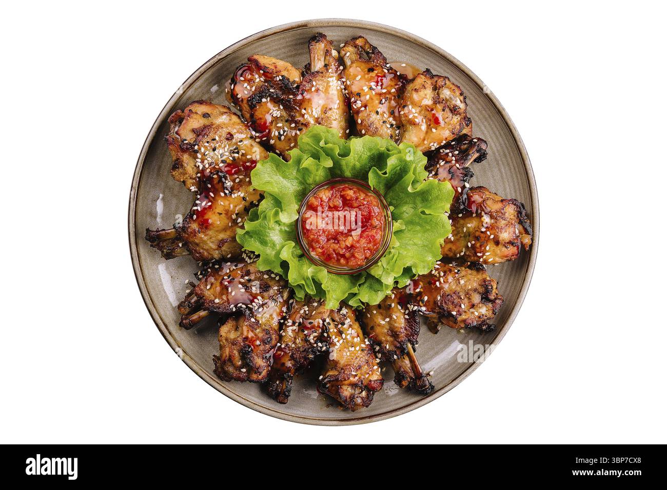 Essen, gebackene Grillhähnchenflügel mit weißem Sesam Stockfoto