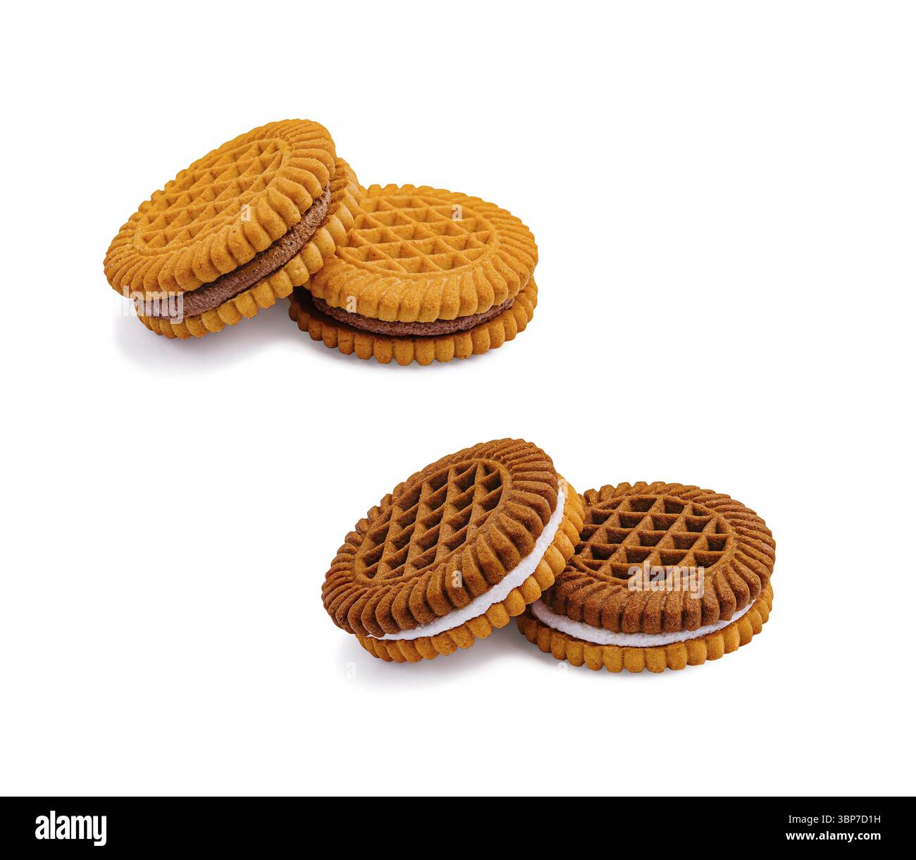 Food, Round Plätzchen mit strukturierten Oberflächen und cremefarbiger Füllung sind auf weißem Hintergrund gestapelt und zeigen ihre satten Farben und ihr ansprechendes Design. Leistung Stockfoto