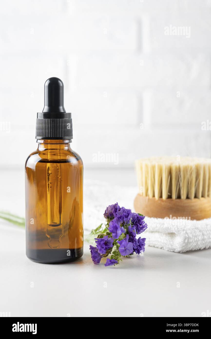 Spa-Set für die Hautpflege. Flasche ätherisches Lavendelöl und Holzbürste mit natürlichen Borsten für die trockene Massage. Gesunde Haut, Unbranded Packag Stockfoto