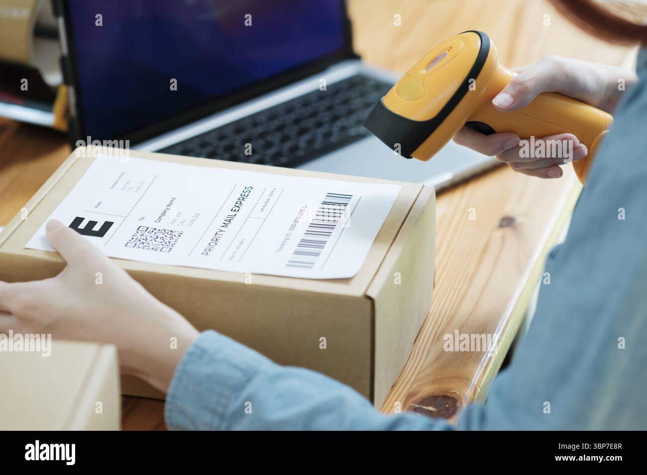 Scannen des Barcodes auf dem Versandetikett mit dem Handscanner. Auftragsabwicklung im E-Commerce-Geschäft. Paketverfolgung und -Verwaltung Stockfoto