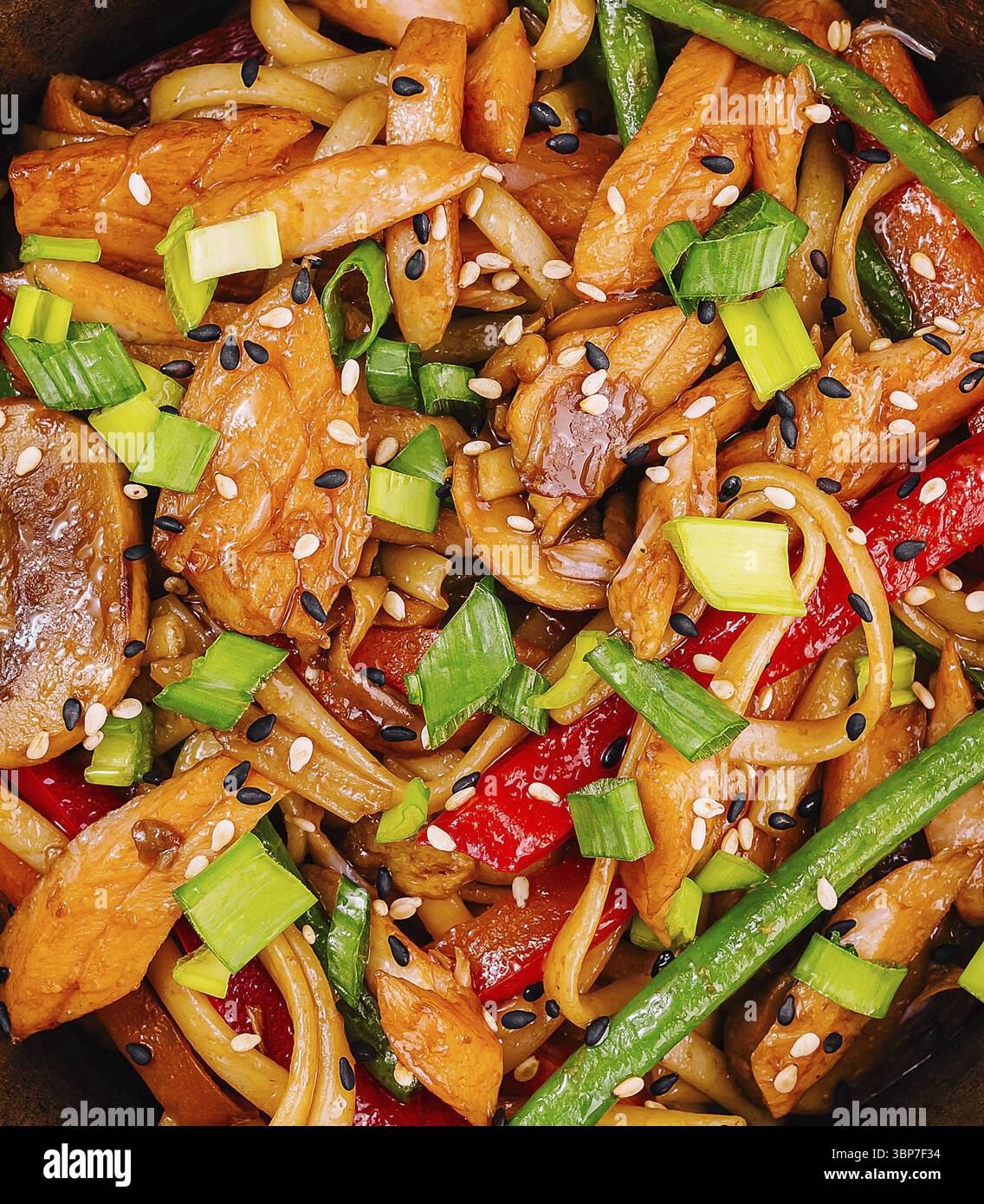 Speisen, herzhaftes Pfannenbraten mit Rindfleisch, gemischtem Gemüse und orientalischer Sauce in einer Schüssel, perfekt für kulinarische Themen Stockfoto