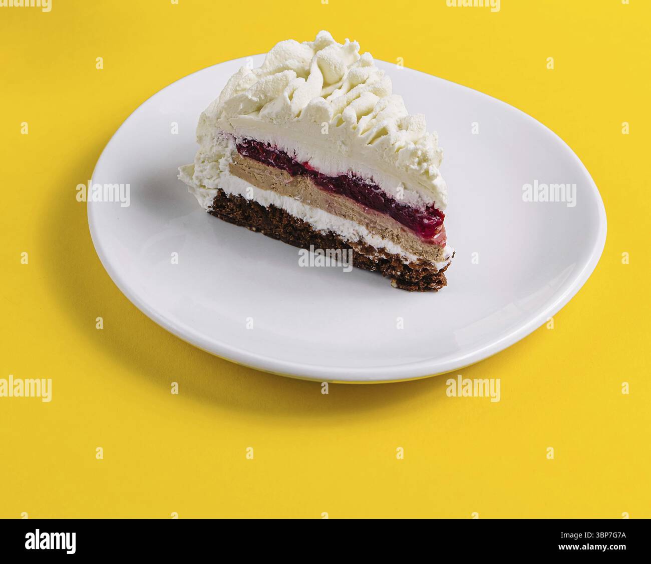 Essen, Mousse-Kuchen auf weißem Teller Stockfoto