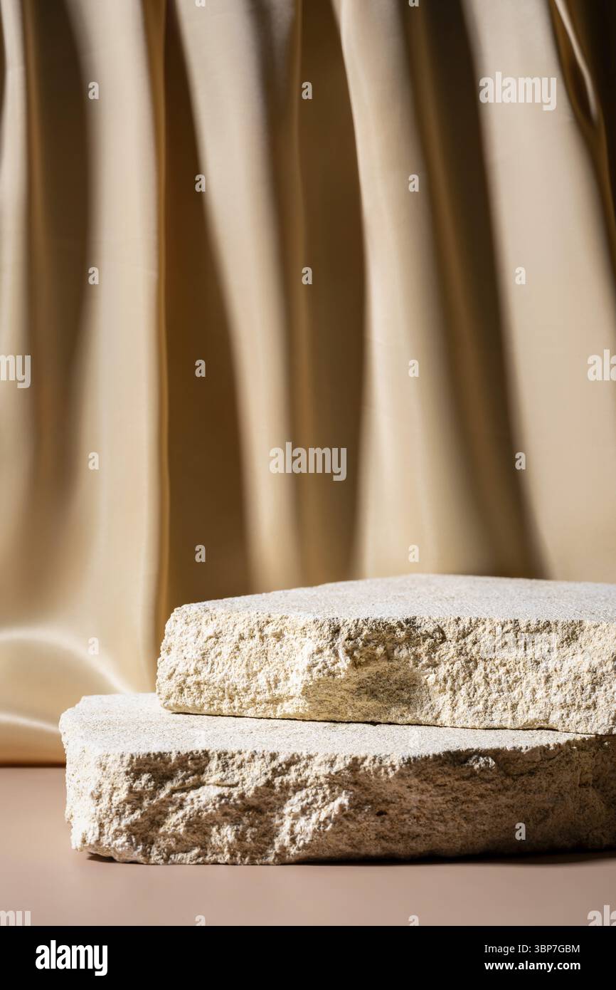 Abstrakte Naturszene mit Steinpodium-Komposition und auf beigem textilen Vorhänge-Hintergrund für Kosmetik, Beauty Product Branding, Parfüm, Hautpflege Stockfoto