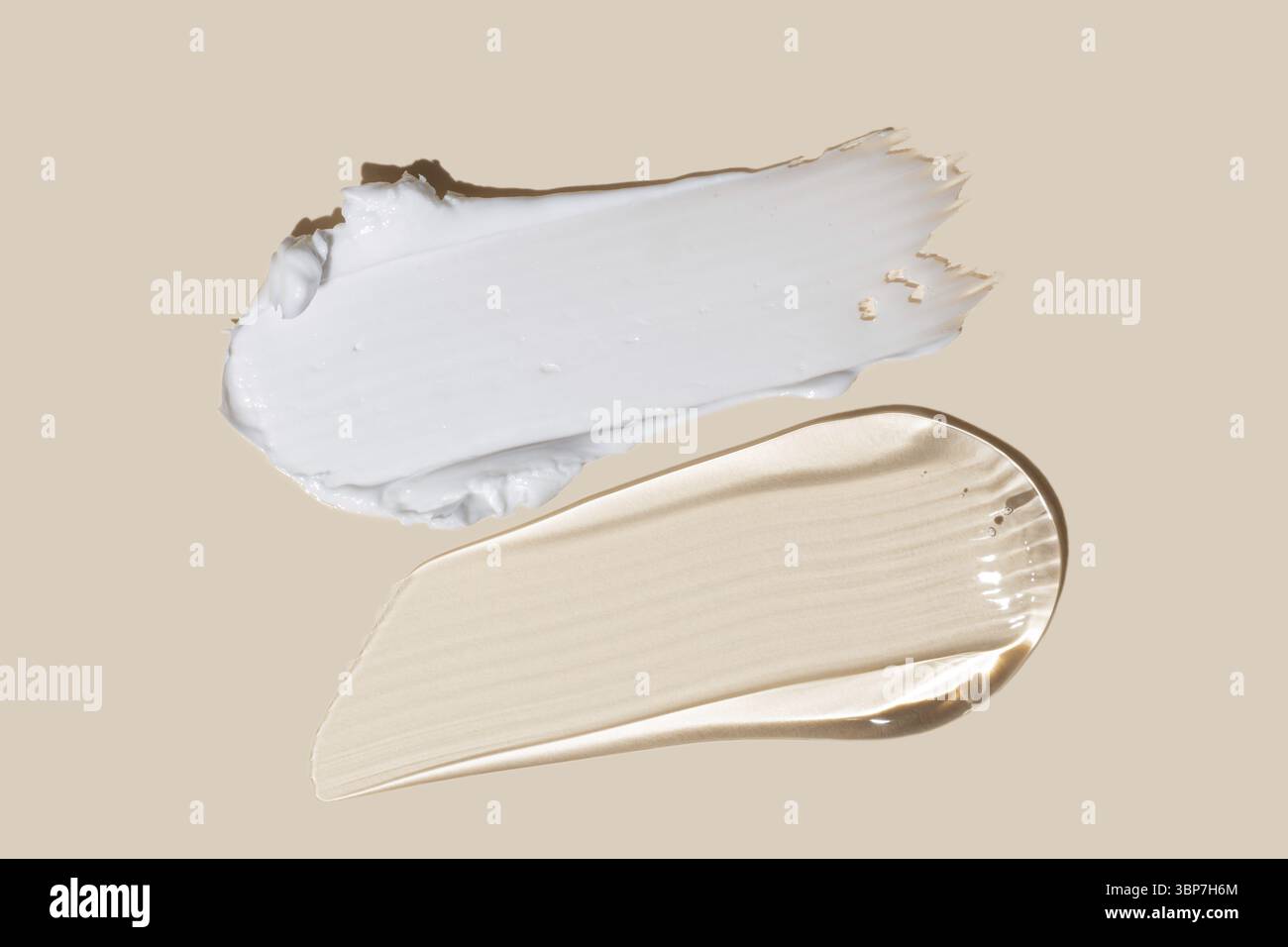 Creme- und Gel-Texturstriche isoliert auf beigefarbenem Hintergrund. Gesichtscreme, Gel oder Körperlotion Hautpflege. Gesichtscreme Kosmetik-Abstrichmuster Stockfoto