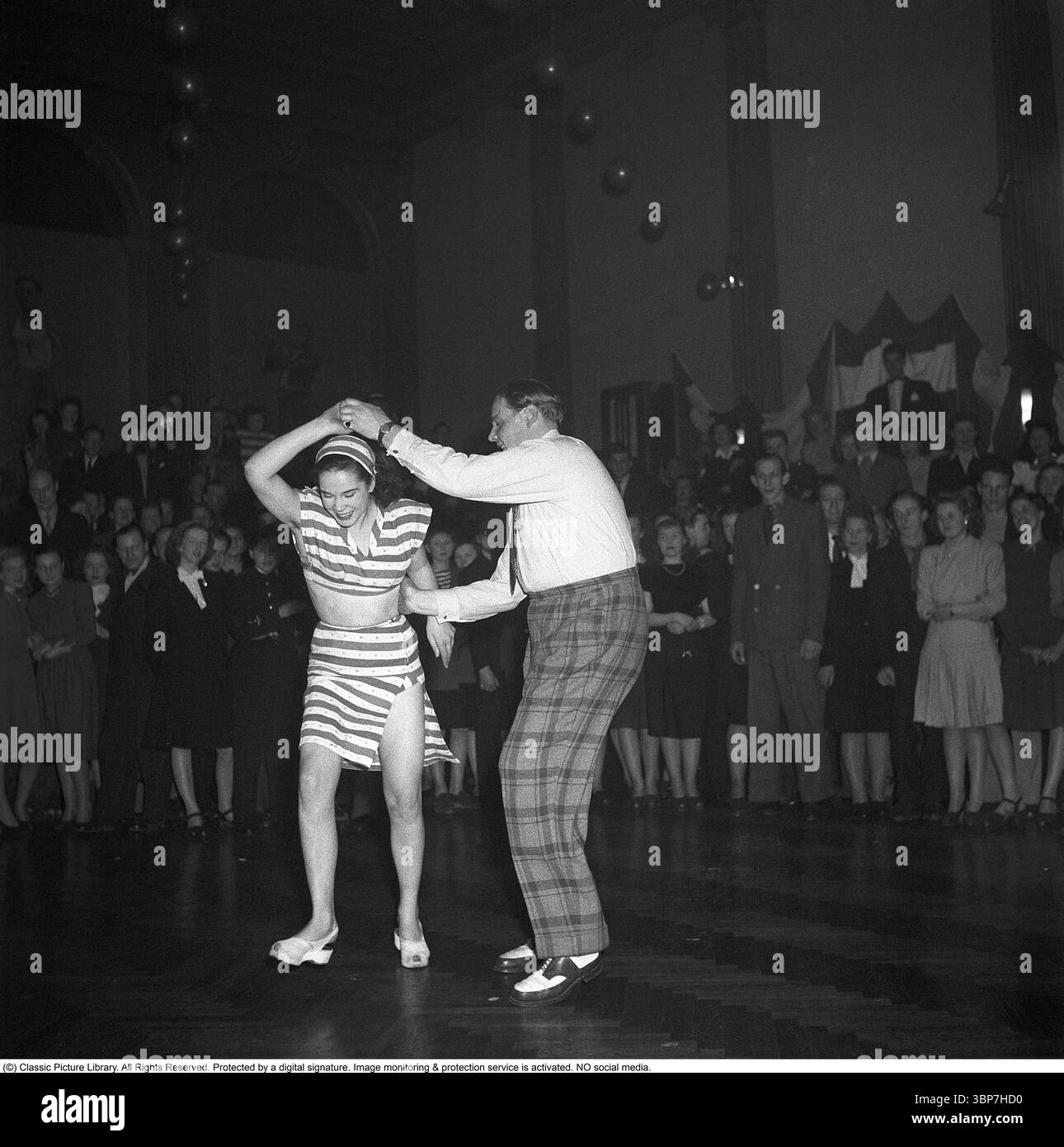Jitterbug Dance 1948. Ein Tanz entwickelte sich aus lindy Hop und wurde in den Vereinigten staaten populär und wurde während des Zweiten Weltkriegs von amerikanischen Soldaten und Seeleuten auf der ganzen Welt verbreitet. Hier ist ein junges Paar beim Tanzen des Jitterbug-Tanzes 1948 während einer Wettkampfveranstaltung im Tanzpalast Nalen in Stockholm abgebildet. Die 1940er Jahre waren die Jazzzeit, aber zu dieser Zeit begann Swing-Musik und damit neue Tanzstile. Kristoffersson Ref. AG44-6 Stockfoto