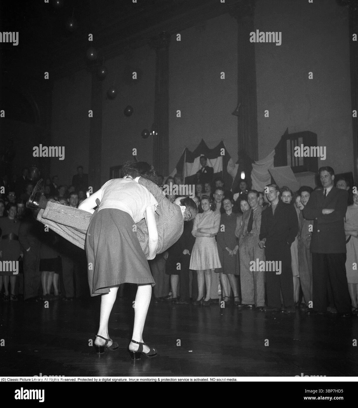 Jitterbug Dance 1948. Ein Tanz entwickelte sich aus lindy Hop und wurde in den Vereinigten staaten populär und wurde während des Zweiten Weltkriegs von amerikanischen Soldaten und Seeleuten auf der ganzen Welt verbreitet. Hier ist ein junges Paar beim Tanzen des Jitterbug-Tanzes 1948 während einer Wettkampfveranstaltung im Tanzpalast Nalen in Stockholm abgebildet. Die 1940er Jahre waren die Jazzzeit, aber zu dieser Zeit begann Swing-Musik und damit neue Tanzstile. Kristoffersson Ref. AG44-4 Stockfoto