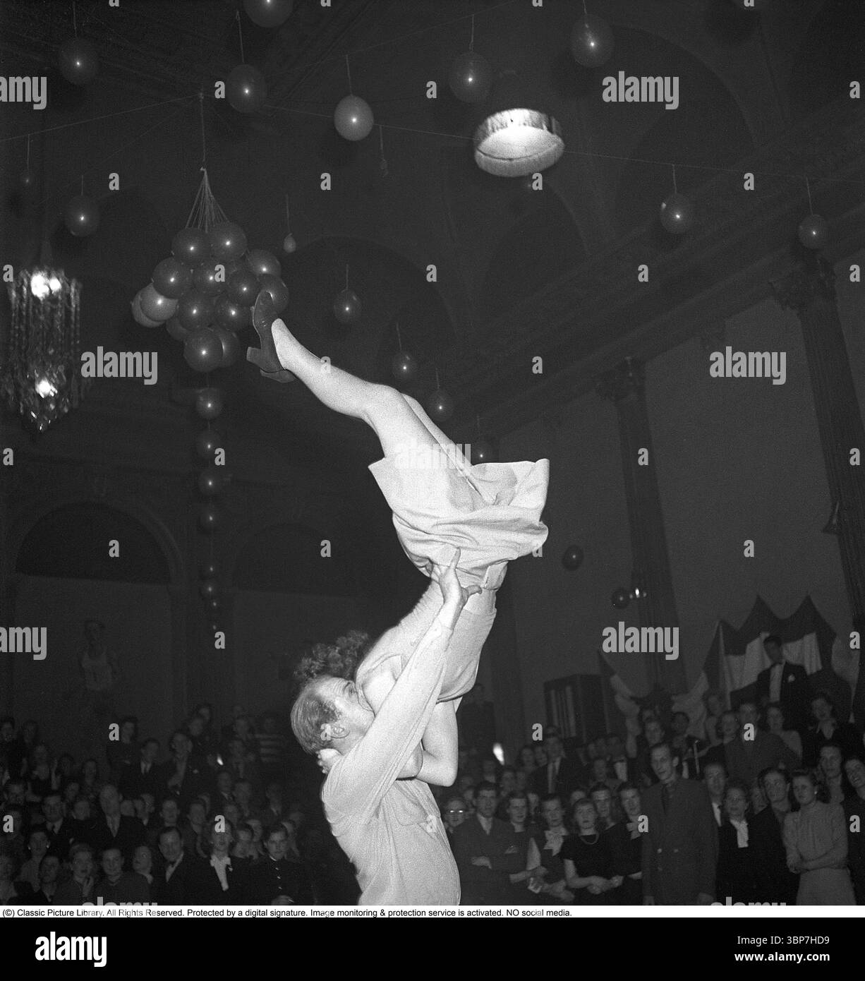 Jitterbug Dance 1948. Ein Tanz entwickelte sich aus lindy Hop und wurde in den Vereinigten staaten populär und wurde während des Zweiten Weltkriegs von amerikanischen Soldaten und Seeleuten auf der ganzen Welt verbreitet. Hier ist ein junges Paar beim Tanzen des Jitterbug-Tanzes 1948 während einer Wettkampfveranstaltung im Tanzpalast Nalen in Stockholm abgebildet. Die 1940er Jahre waren die Jazzzeit, aber zu dieser Zeit begann Swing-Musik und damit neue Tanzstile. Kristoffersson Ref. AG45-3 Stockfoto