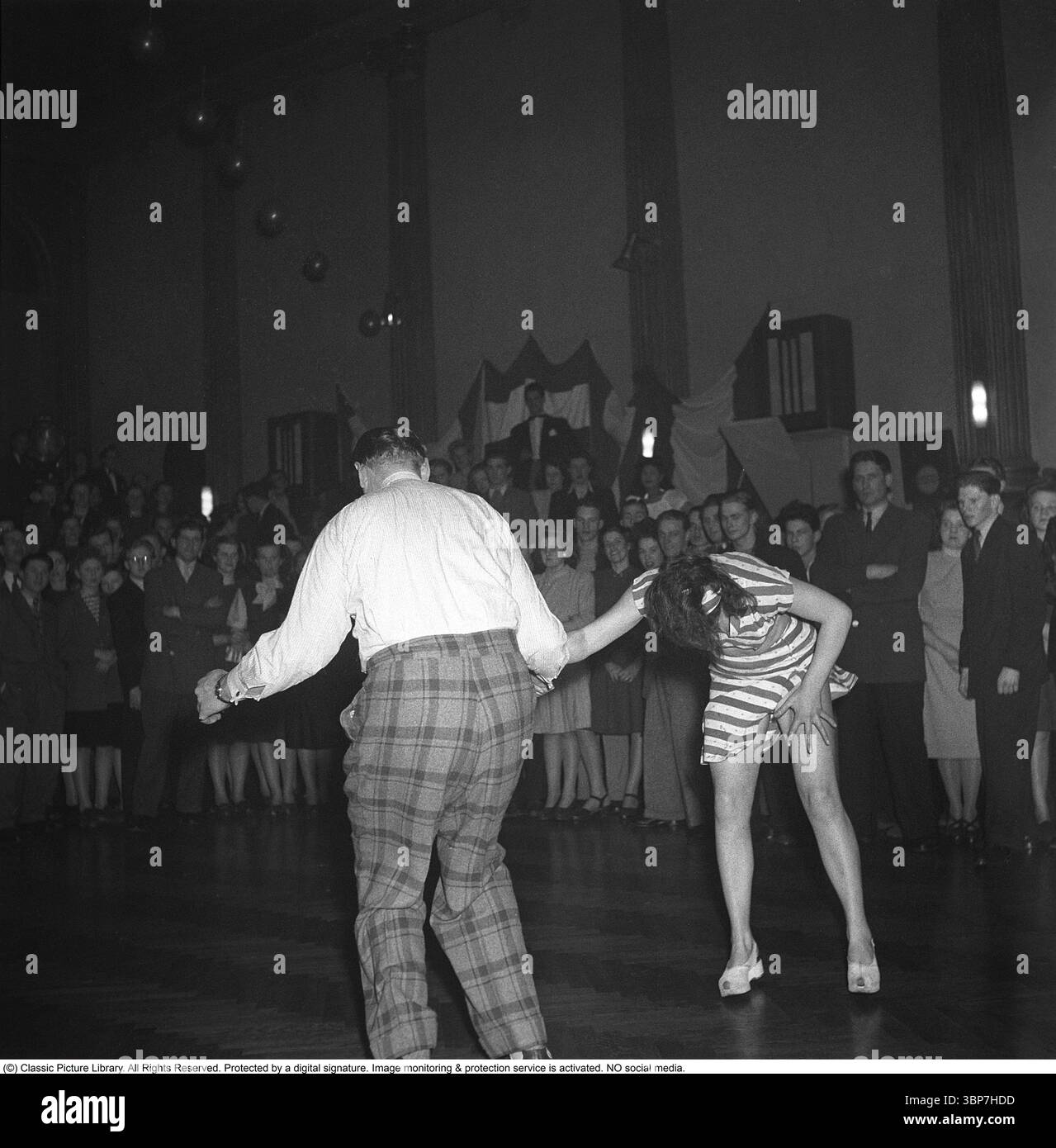 Jitterbug Dance 1948. Ein Tanz, der in den Vereinigten staaten populär wurde und während des Zweiten Weltkriegs von amerikanischen Soldaten und Seeleuten auf der ganzen Welt verbreitet wurde. Hier ist ein junges Paar beim Tanzen des Jitterbug-Tanzes 1948 während einer Wettkampfveranstaltung im Tanzpalast Nalen in Stockholm abgebildet. Die 1940er Jahre waren die Jazzzeit, aber zu dieser Zeit begann Swing-Musik und damit neue Tanzstile. Kristoffersson Ref. AG45-9 Stockfoto