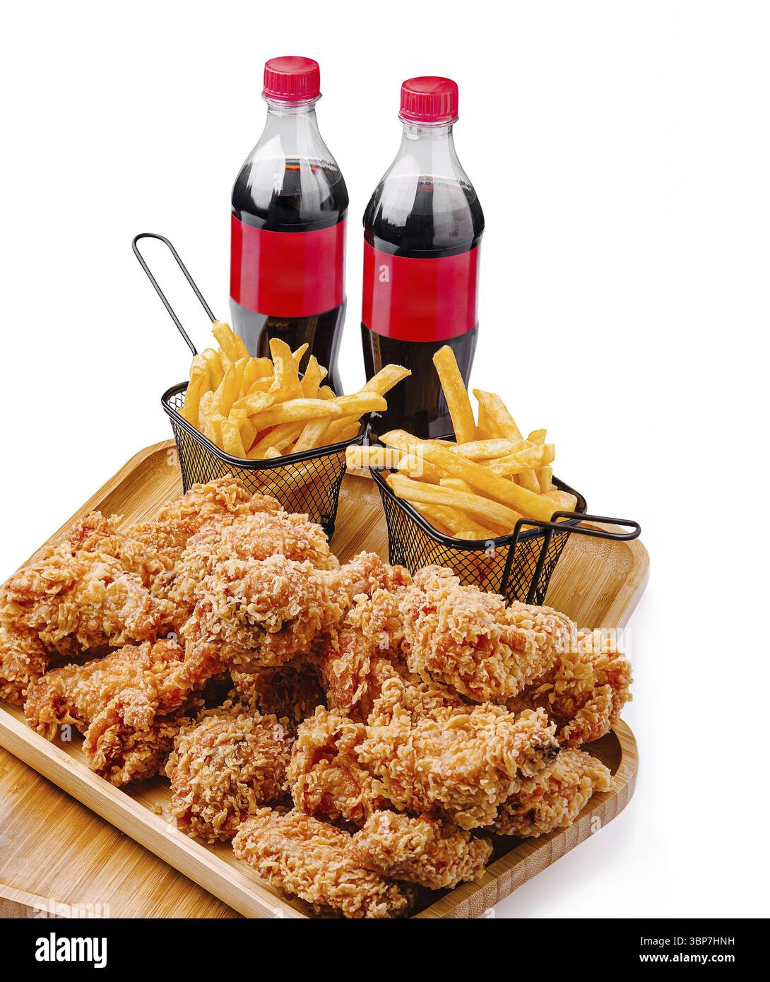 Essen, Eine Platte bietet eine großzügige Portion knuspriges gebratenes Huhn, zwei Körbe gefüllt mit goldenen Pommes frites und zwei Flaschen alkoholfreien Drinks, Crea Stockfoto