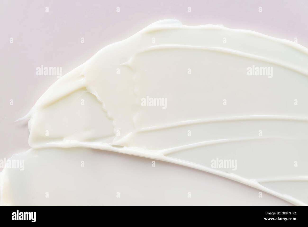 Weiße kosmetische Gesichtscreme oder Bodylotion Feuchtigkeitscreme Strikes auf pastellbeigem Hintergrund. Hygiene, Hautpflegeprodukt mit cremiger Textur. Schönheitsgesicht cr Stockfoto