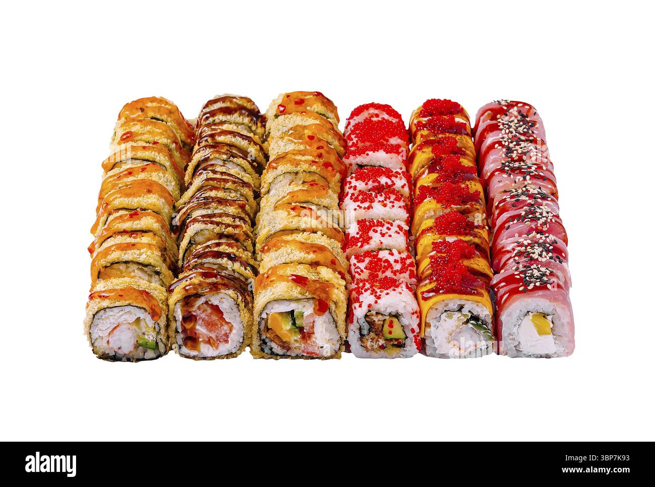 Essen, Eine wunderschön angeordnete Platte zeigt eine Vielzahl von Sushi-Brötchen in lebhaften Farben. Verschiedene Zutaten und Texturen sorgen für eine einladende Präse Stockfoto