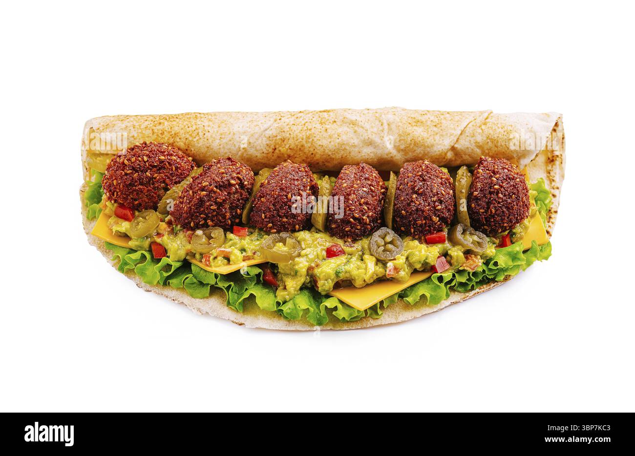 Essen, Eine köstliche Falafel-Verpackung mit knusprigen Falafelbällchen, frischem Salat, cremiger Guacamole und Jalapeno-Scheiben bietet eine lebendige und erfüllende Atmosphäre Stockfoto
