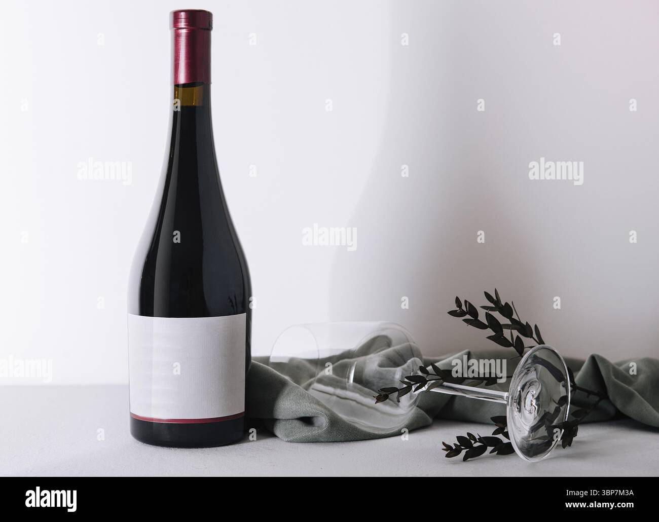 Essen, Glas und Flasche Wein auf hellem Hintergrund Stockfoto