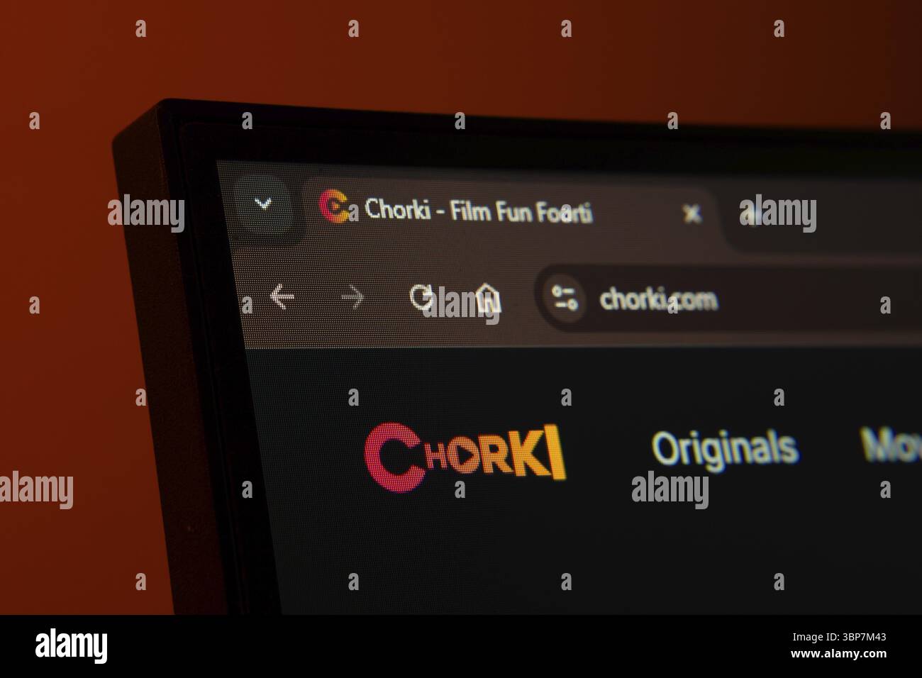 Dhaka, Bangladesch, 02. Juni 2025: Nahaufnahme eines Computerbildschirms, der das Chorki-Webinterface im dunklen Modus anzeigt Stockfoto