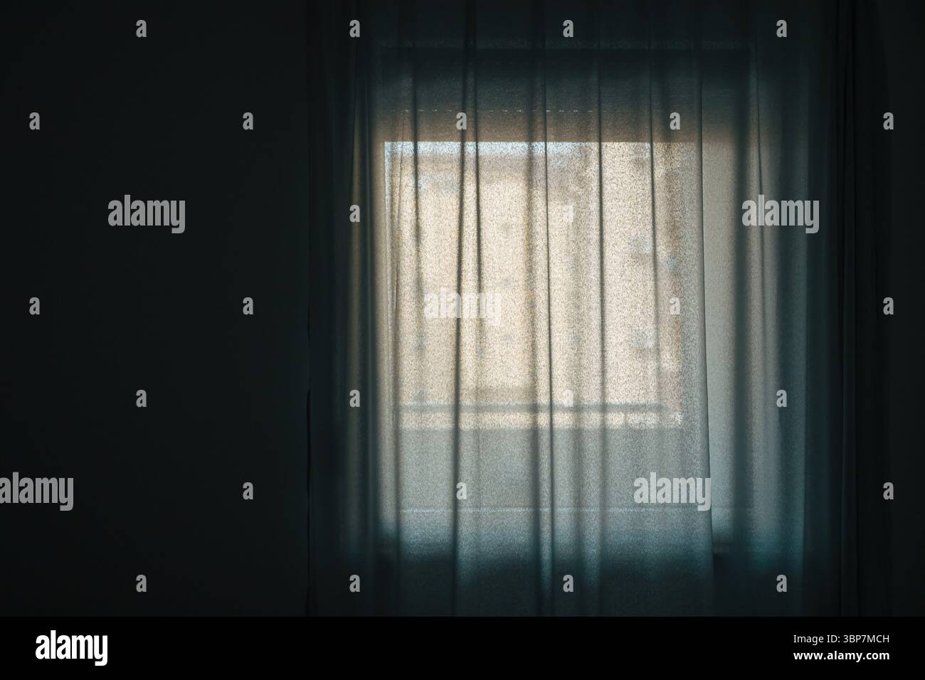 Helles Licht aus dem Wohnzimmer durch weiße Vorhänge, selektiver Fokus Stockfoto