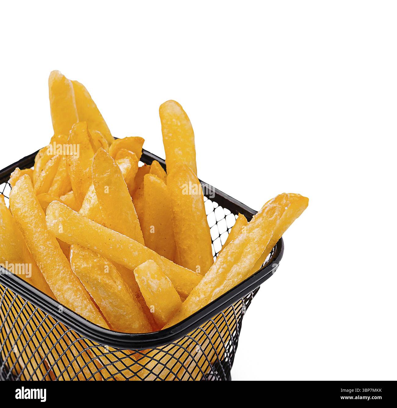 Essen, Ein Korb aus Draht fasst eine großzügige Portion goldfarbener Pommes frites, die zum Genuss bereit sind. Die Pommes frites sind perfekt gekocht, was sie zu einem idealen Snack für Stockfoto