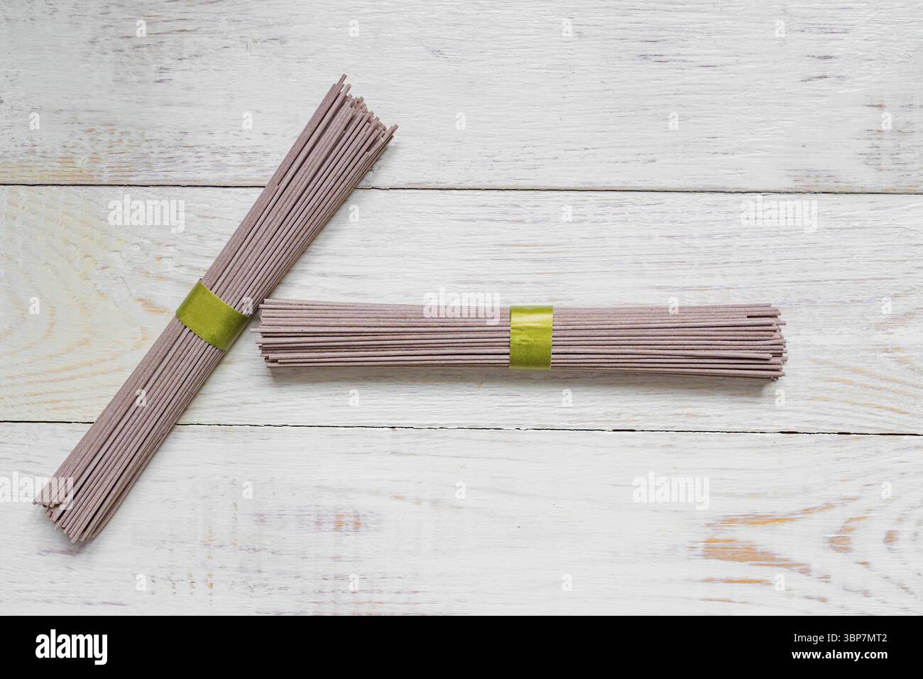 Rohe Soba Nudel auf dem Holztisch. Traditionelle japanische Küche. Draufsicht, Kopierbereich Stockfoto