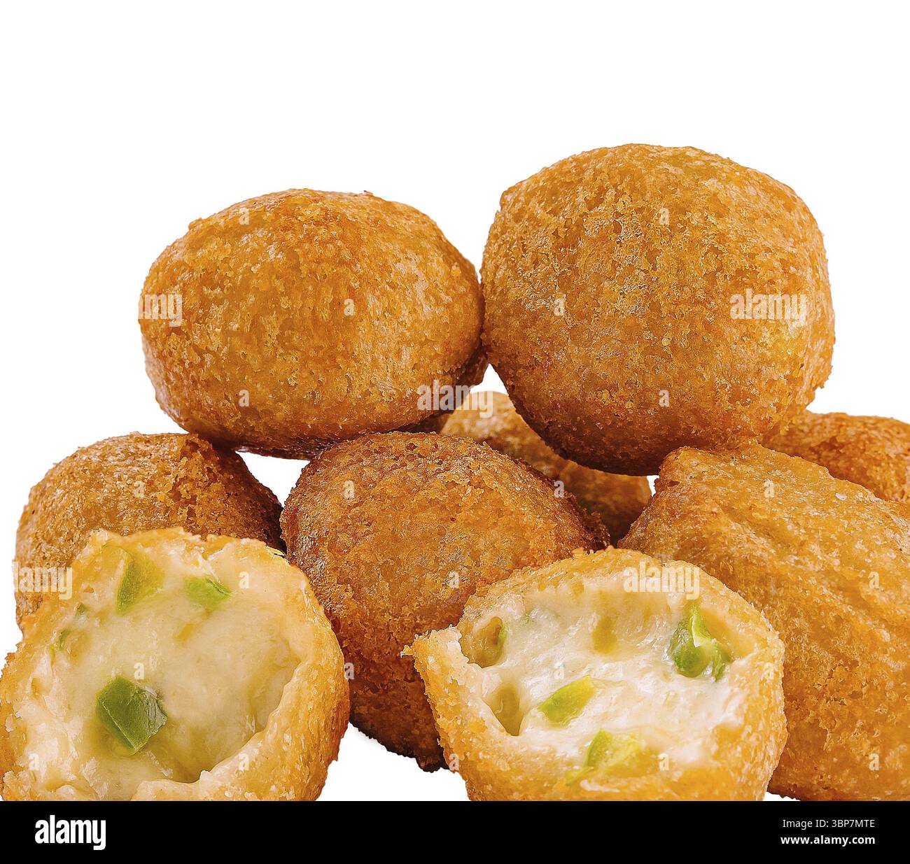 Essen, Stapel frisch gebackener brasilianischer Käsebrot, bekannt als p?o de queijo, isoliert auf weißem Hintergrund Stockfoto