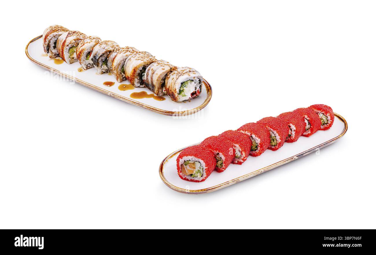 Speisen, bunte Sushi-Brötchen werden geschickt auf zwei eleganten Tellern mit lebendigen Belägen und frischen Zutaten zubereitet. Die Einstellung schlägt ein Hallo vor Stockfoto