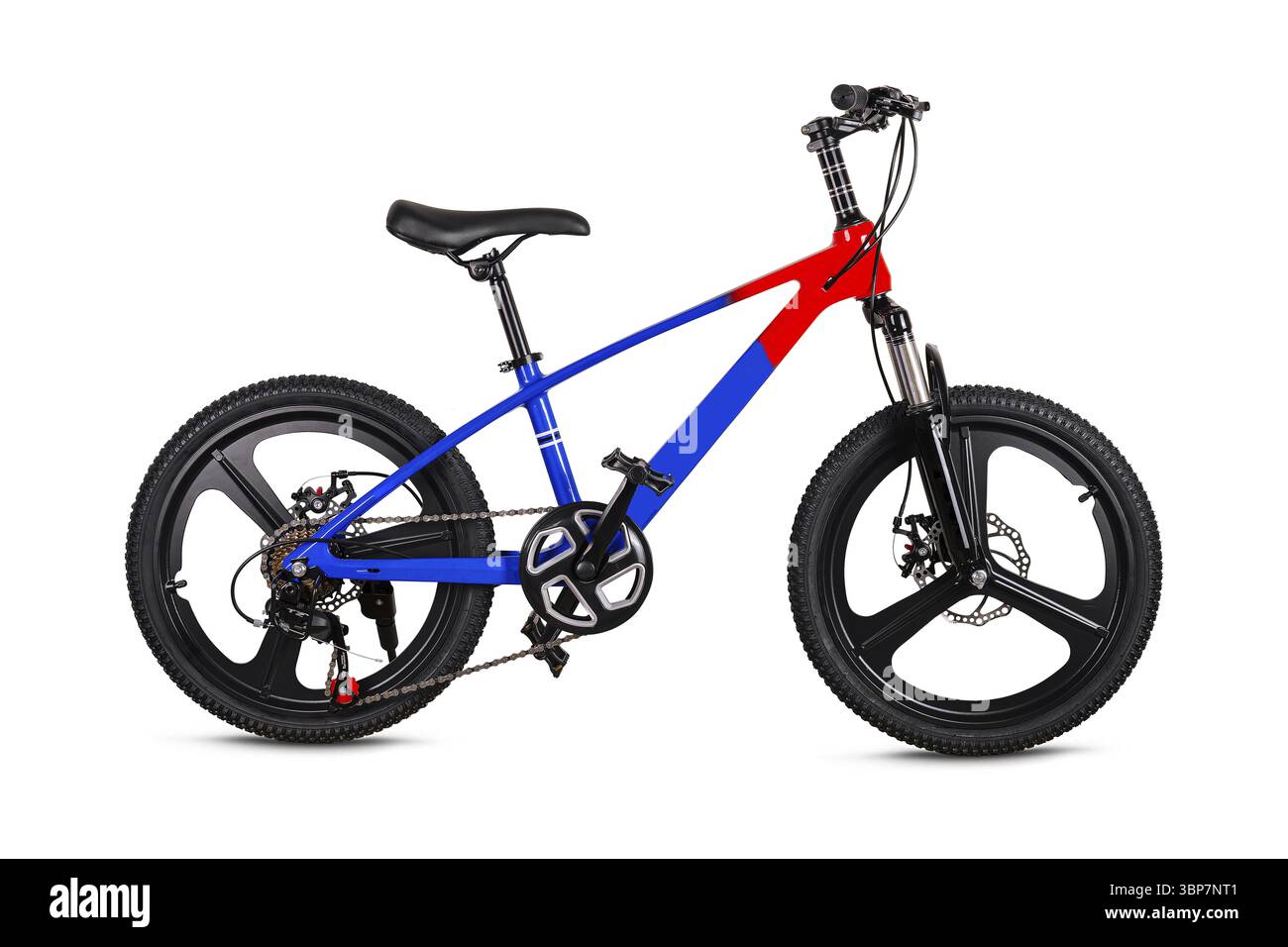 Essen, schlankes Mountainbike mit fetten Reifen und leuchtendem blau-rotem Rahmen auf weißem Hintergrund Stockfoto