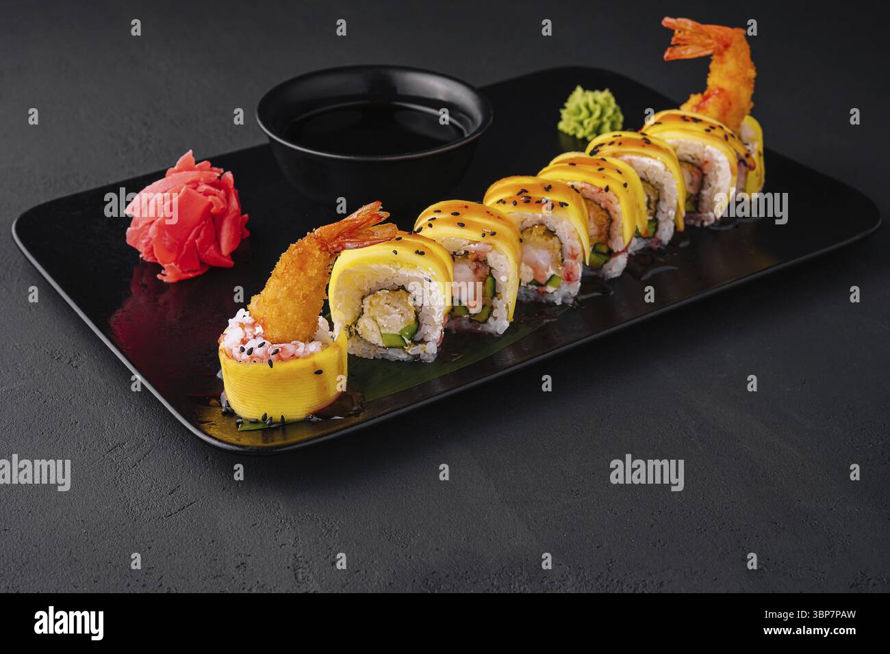 Essen, heiße knusprige, frittierte Sushi-Rolls mit Garnelen Stockfoto