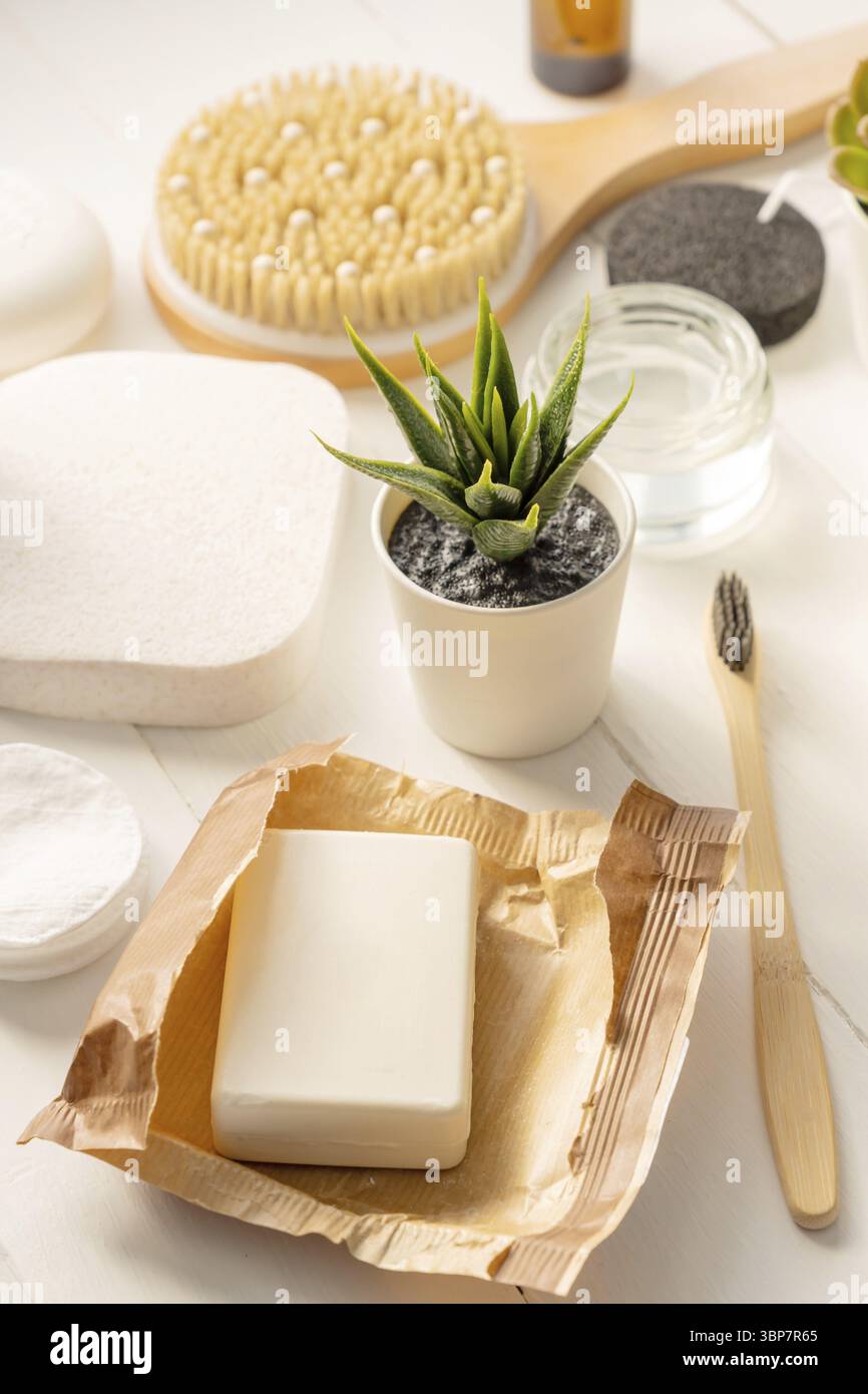 Bio-Spa-Kosmetik- und Körperpflegezubehör auf weißem Hintergrund Stockfoto