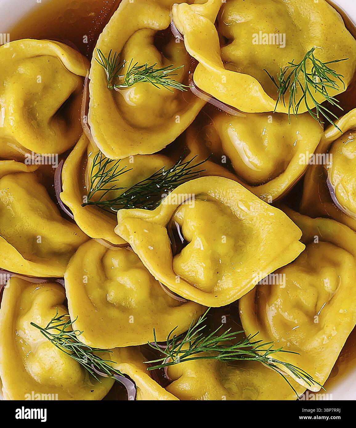 Essen, gefüllte Tortellini mit Kräutern aus nächster Nähe Stockfoto
