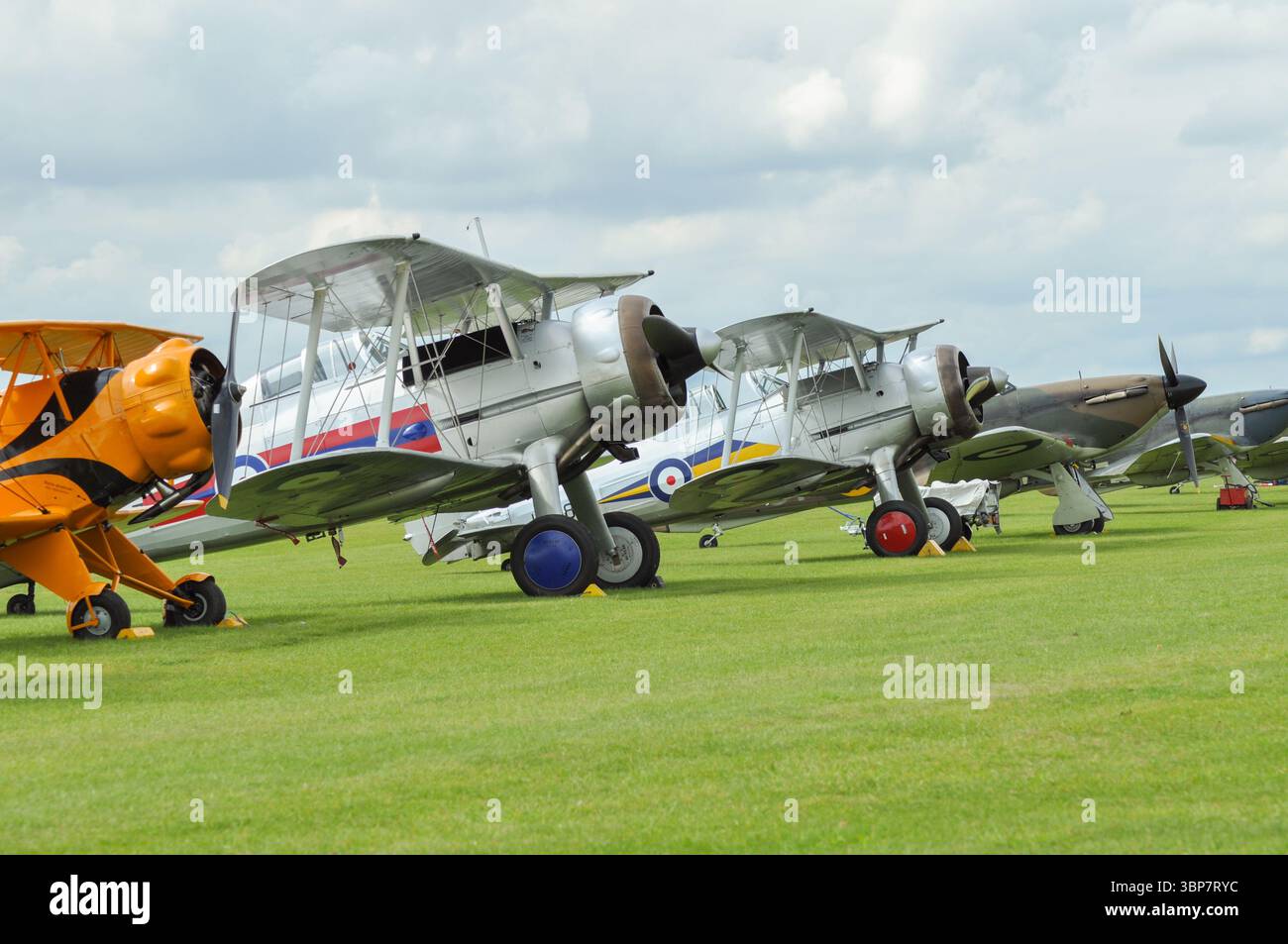 Vintage Gloster Gladiator Warbird Doppeldecker auf der Duxford Airshow, England. Flugzeug aus dem Zweiten Weltkrieg. Stockfoto