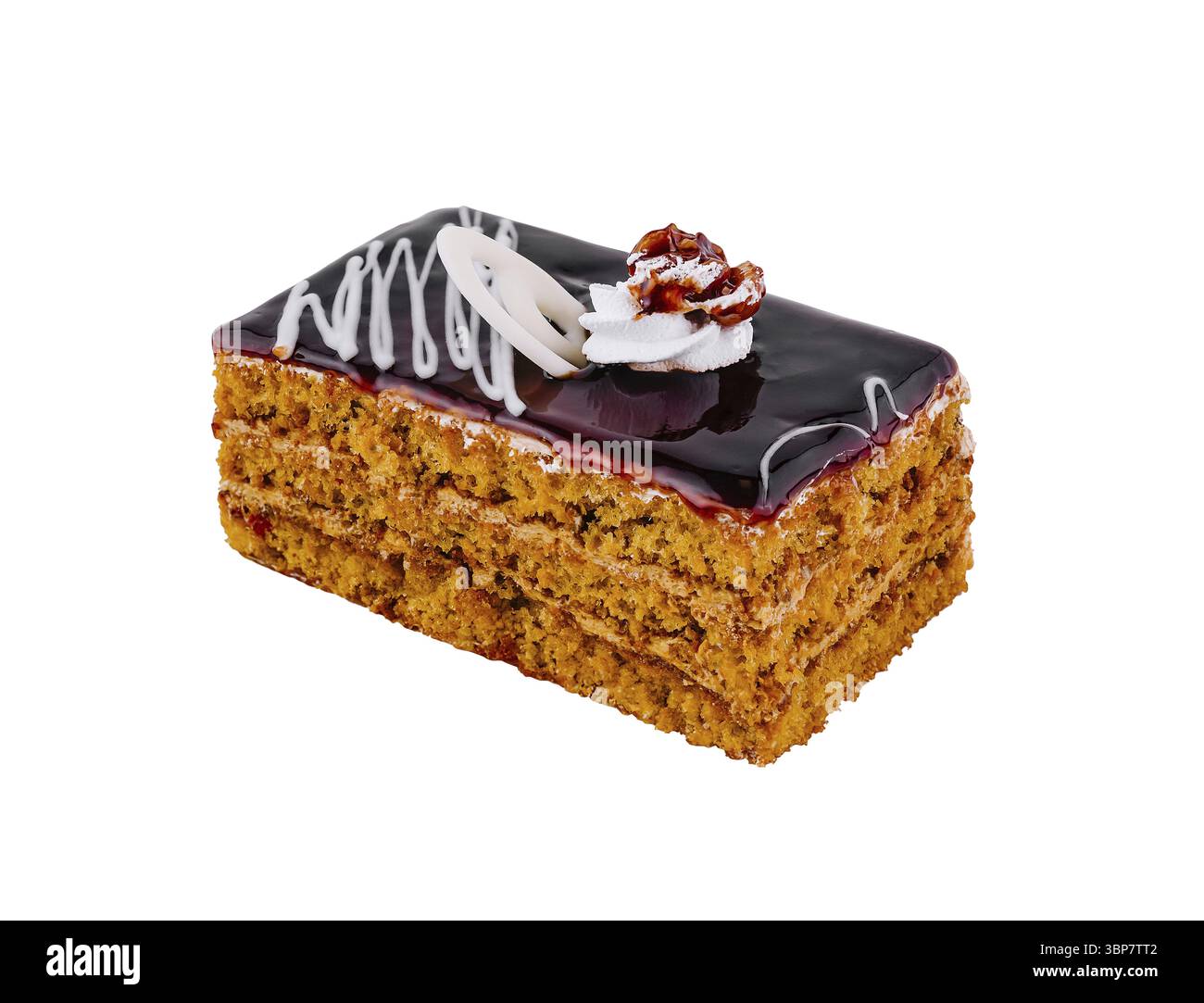 Essen, Honigkuchen mit Schokoladenglasur ist mit Walnuss und Schlagsahne auf weißem Hintergrund dekoriert Stockfoto