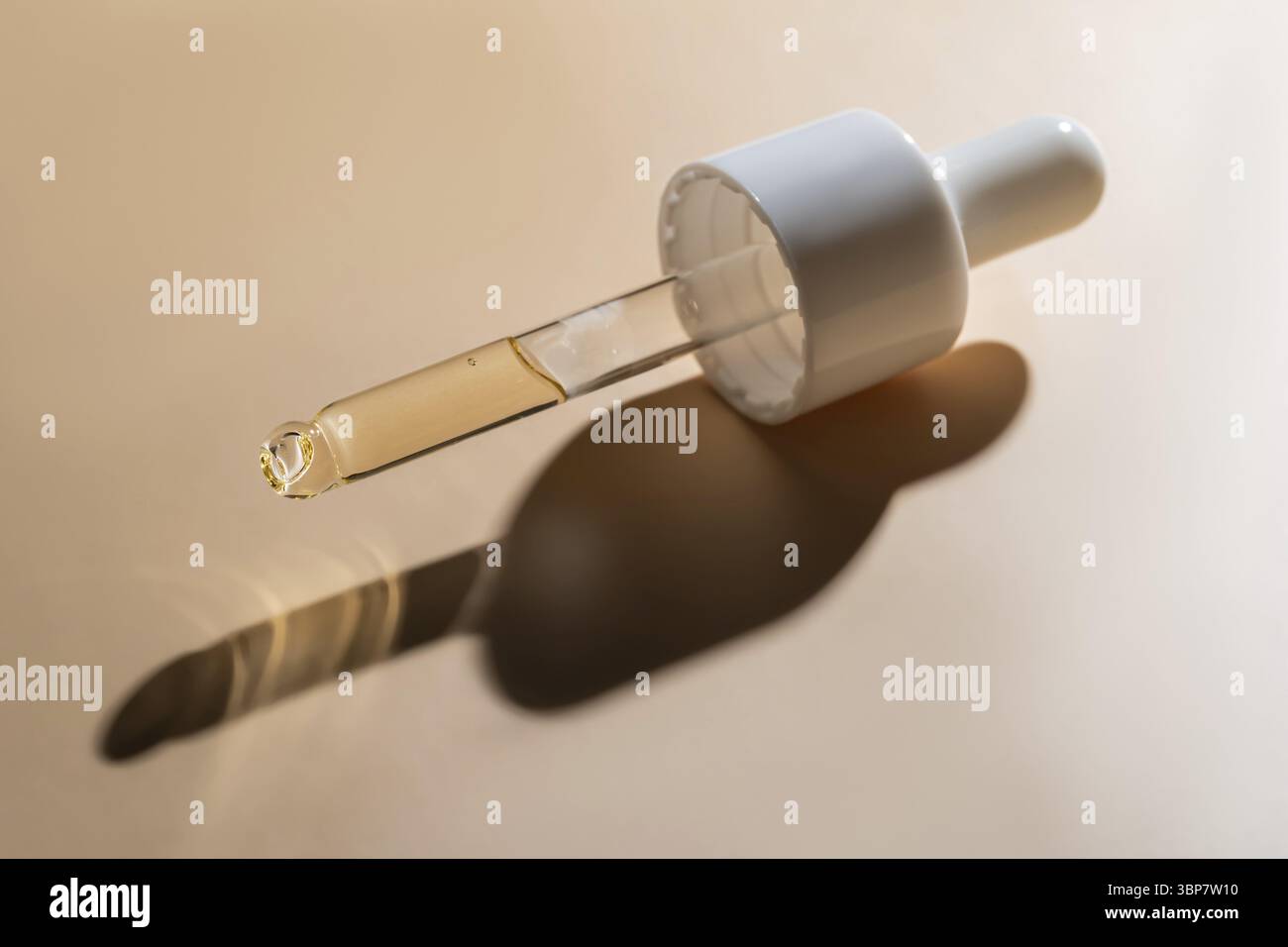 Kosmetische Pipette mit Serum auf beigem Hintergrund. Pipettenpipettentropfer für Gesichtsöl. Kosmetik Kosmetik-Produkt-Textur. Körperpflegelotion Stockfoto